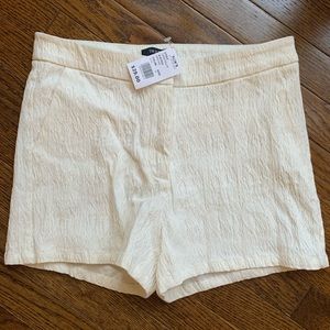verty white shorts!